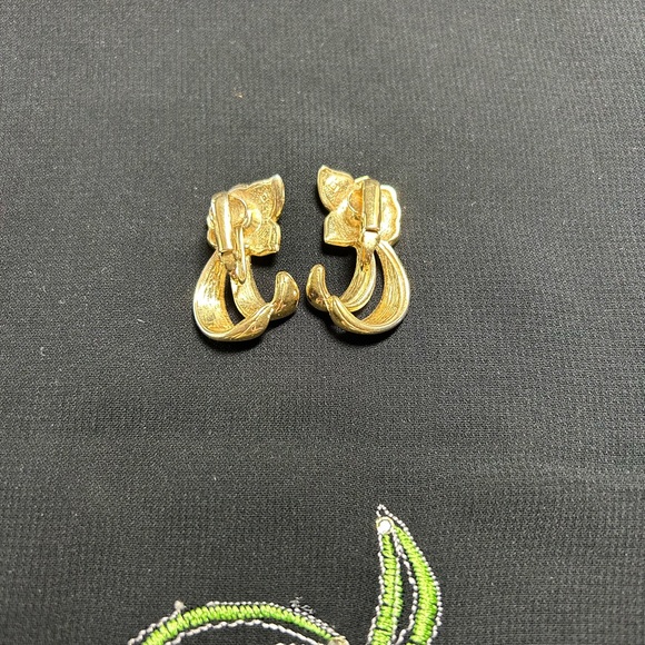 VTG Gold Tone Metal and Pink Enamel Flower clip on earrings. Unbranded. Pretty!! - Picture 7 of 7